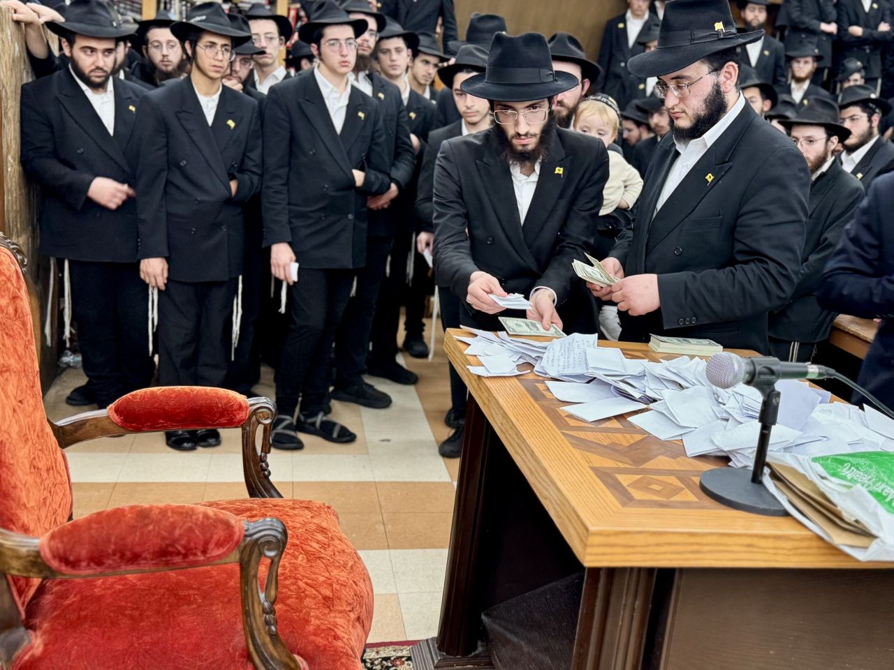 הרבי שליט״א מלך המשיח קיבל את האורחים ל׳יחידות כללית׳