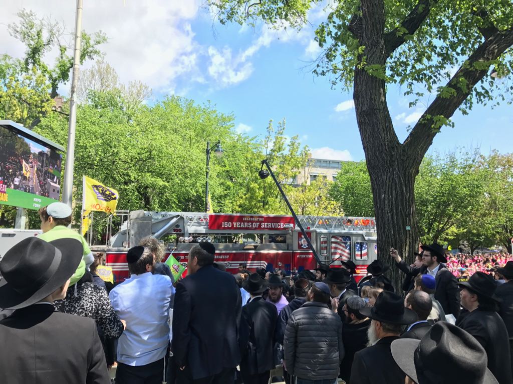 הרבי שליט"א מלך המשיח בתהלוכה