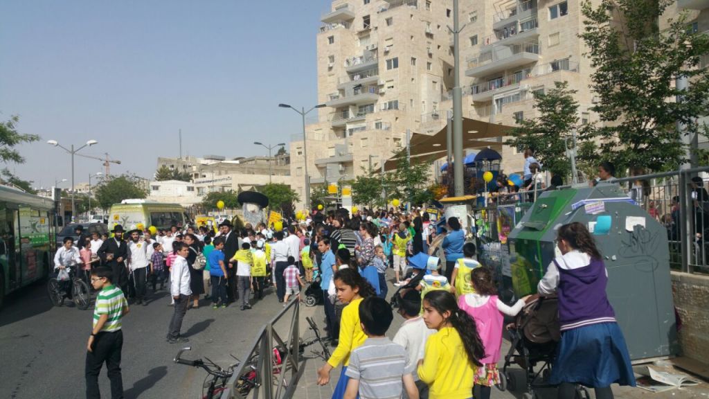 בשכונת רוממה מכריזים: רבי תתגלה!