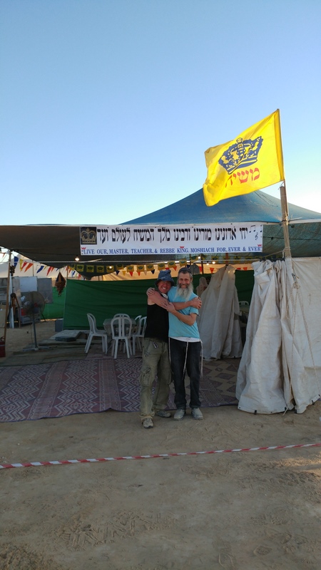 דגל משיח ושילוט יחי מקבל את פני הבאים למתחם חב"ד