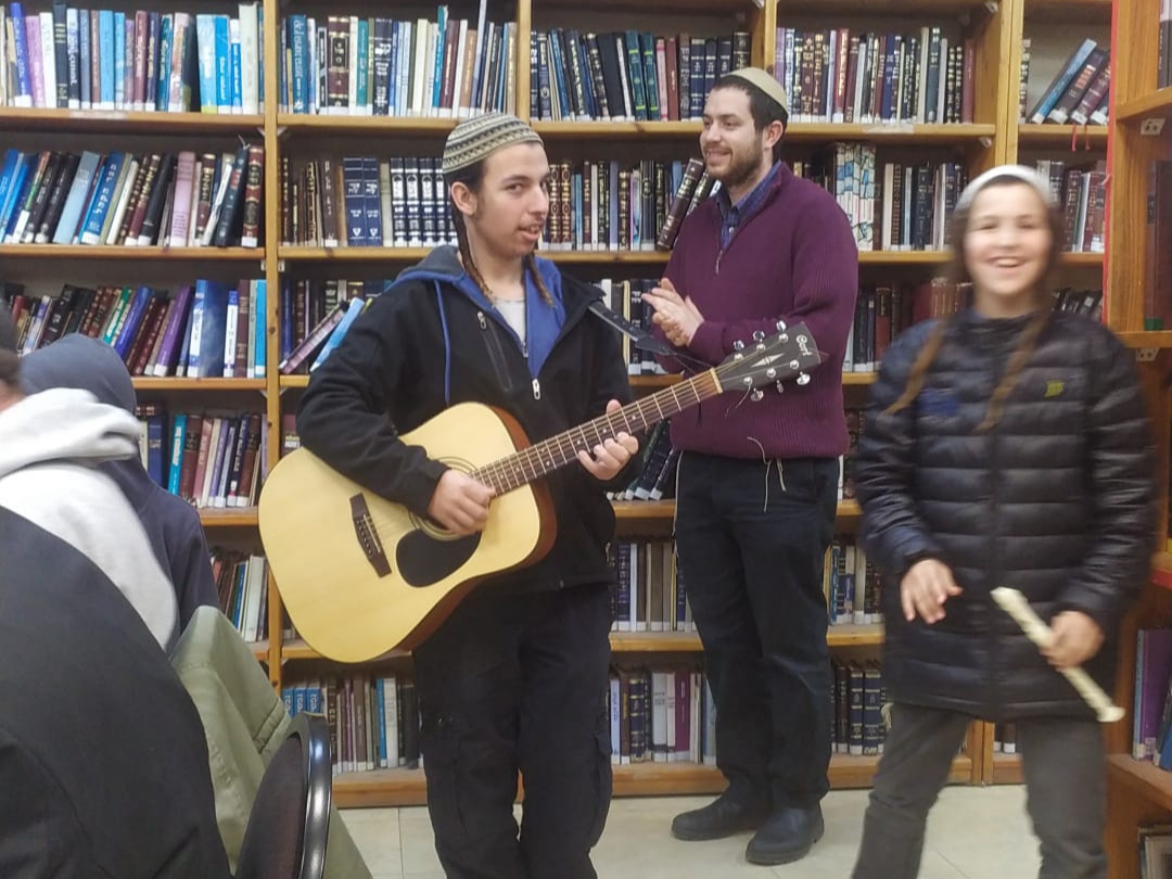 יד בנימין: תלמידי הישיבות התוועדו עם הרב גיא מלכה