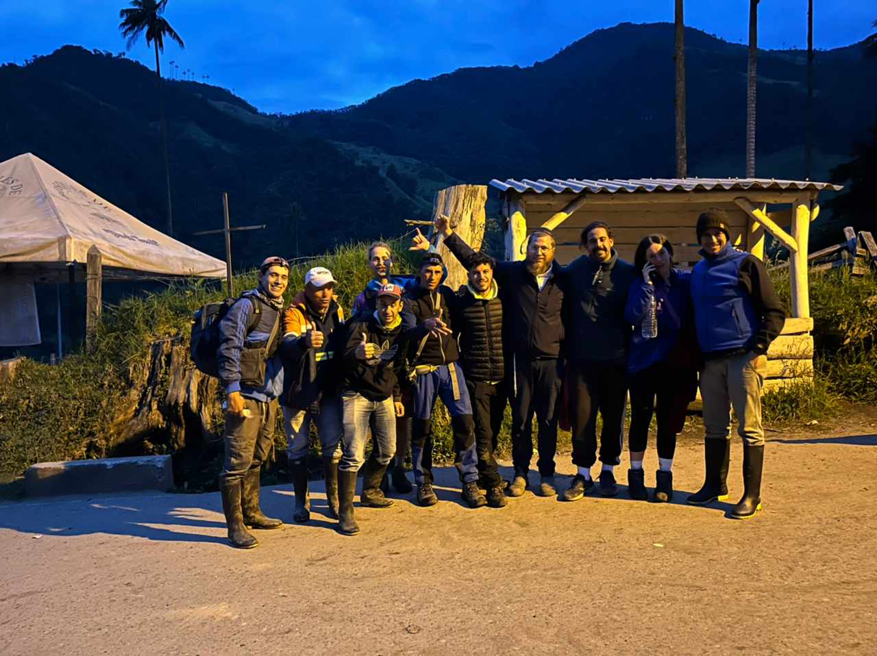שלושה מטיילים, רבי אחד: מבצע החילוץ הדרמטי בקולומביה