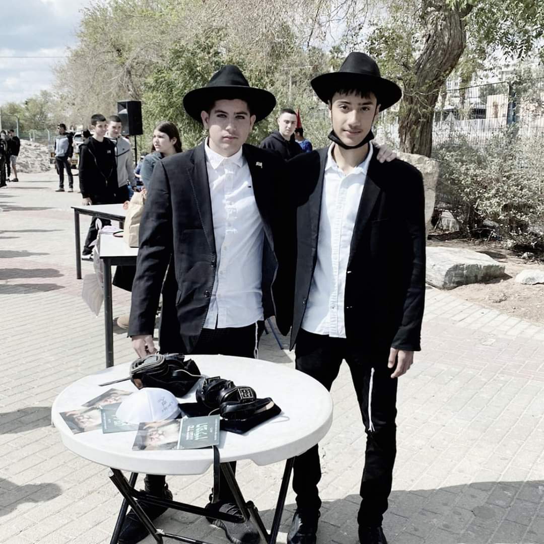 התחפשו לחבדניקים וזיכו רבים בתפילין