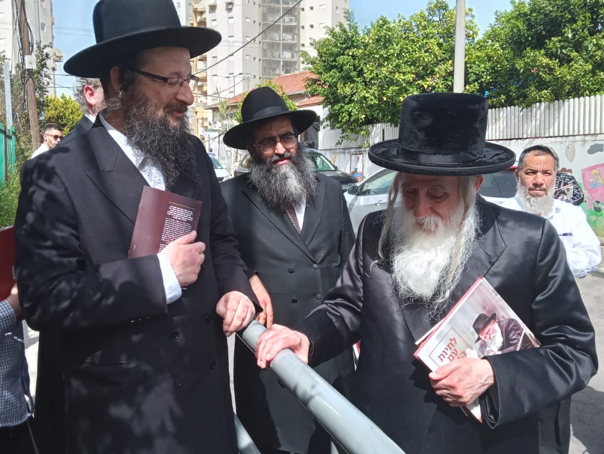 האדמו"ר ממחנובקה קיבל את האלבום החדש