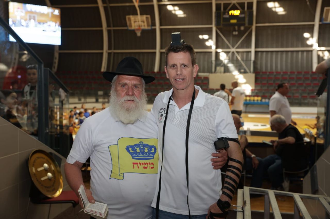 נתנו את המגרש לתהלוכה - ועלו ליגה