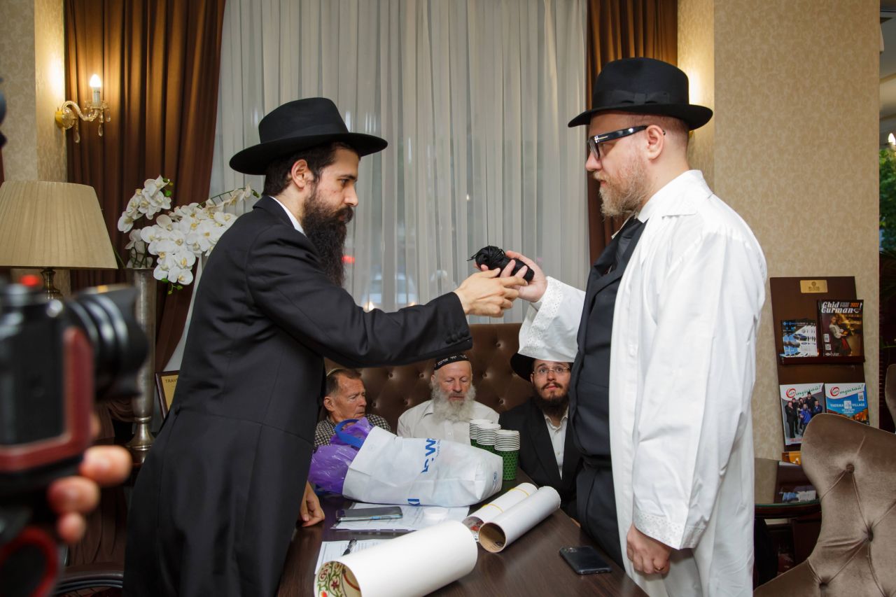 הסוף המפתיע: החב"דניק מרוסיה והחב"דניקית מאוקראינה התחתנו במולדובה