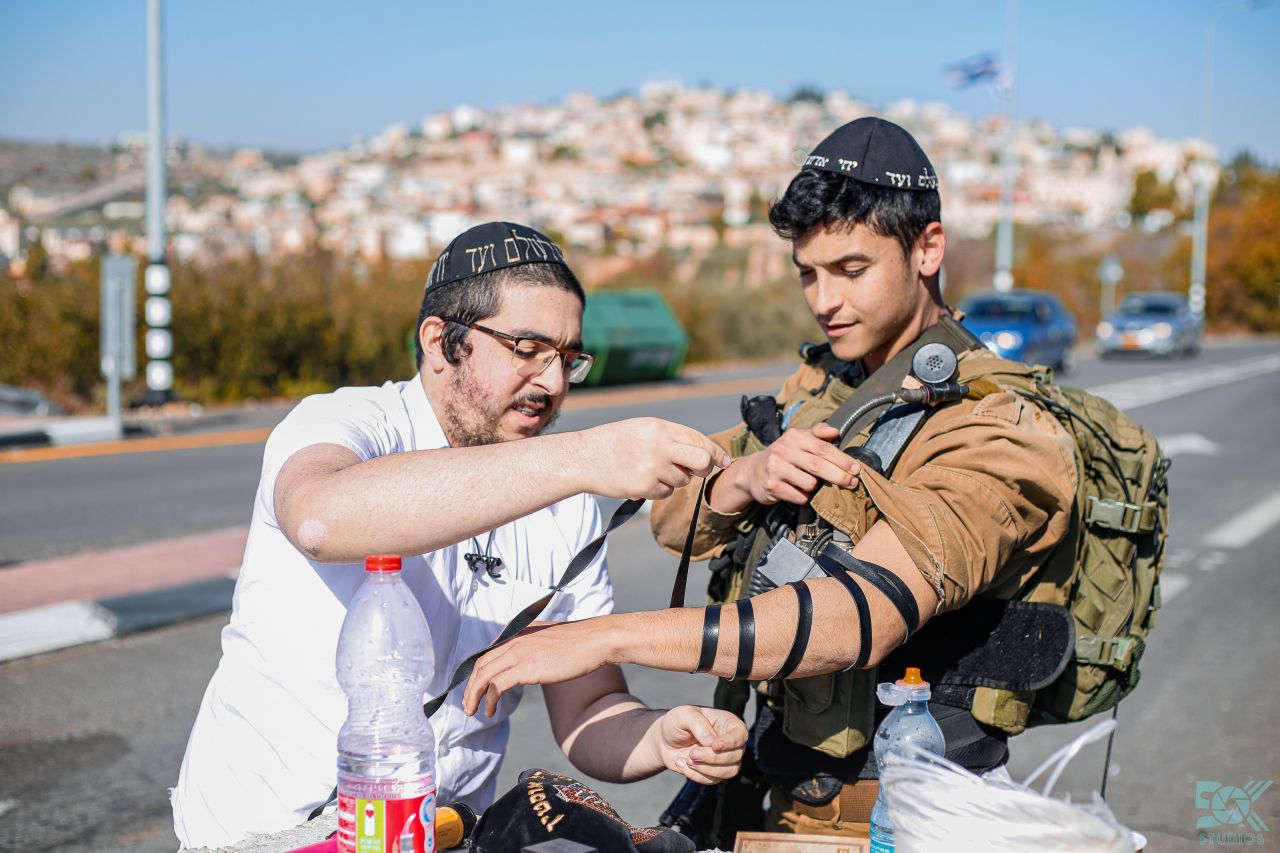עוצו עצה ותופר, דברו דבר ולא יקום