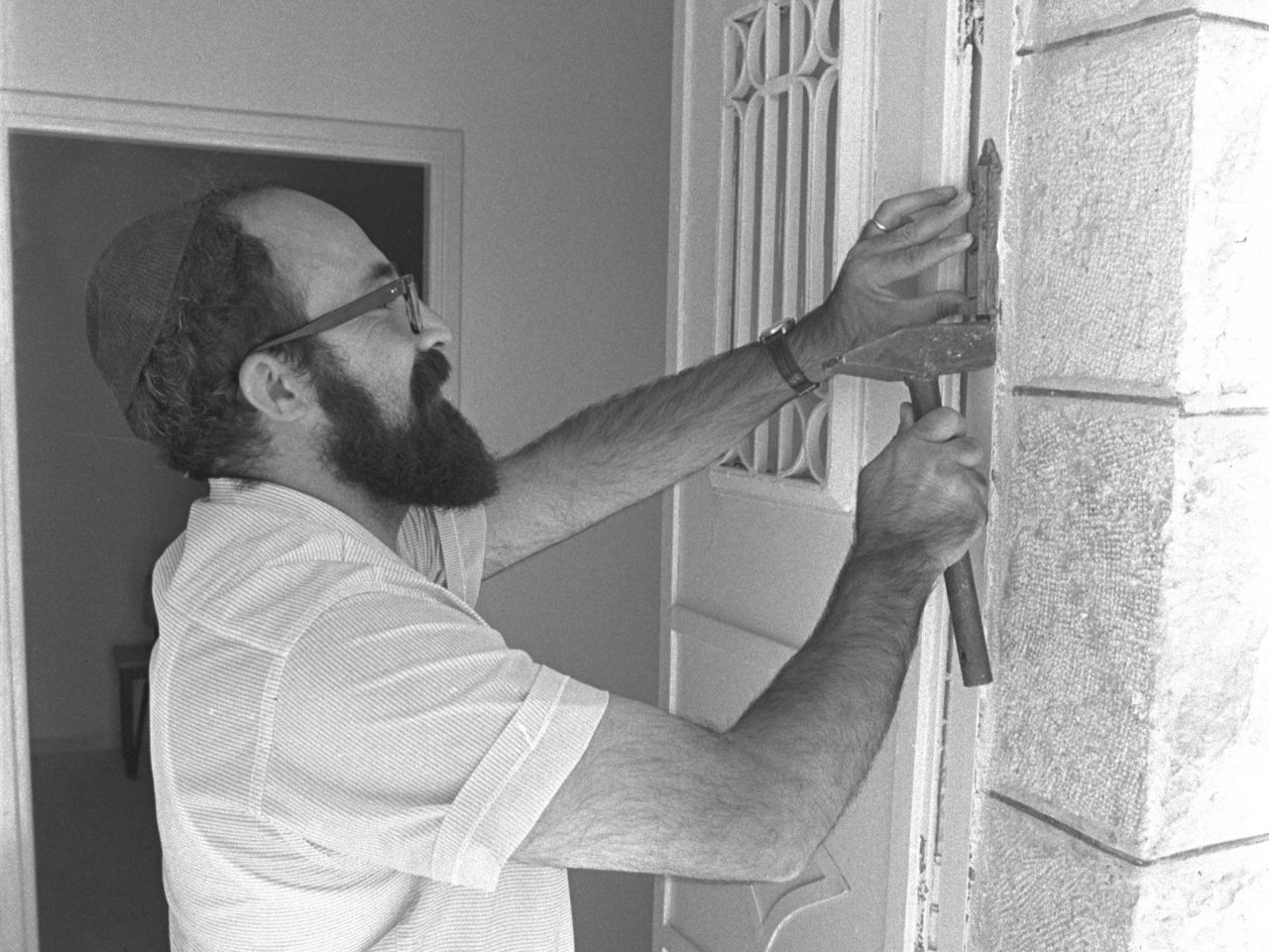 שמירה, הגנה והצלה בפתח הבית