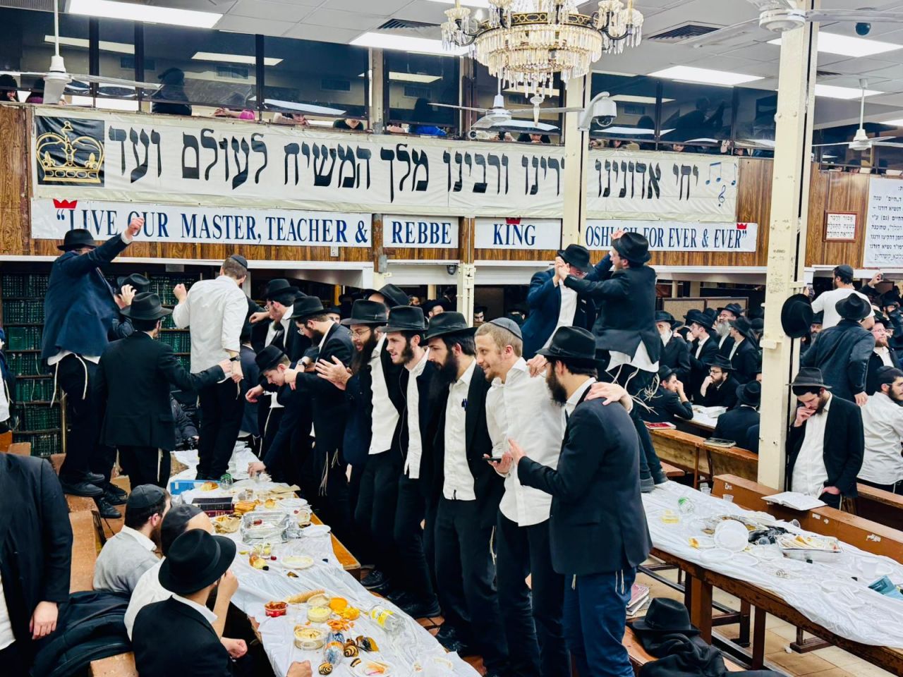 שמחה עצומה בהתוועדות ראש חודש כסלו ב770