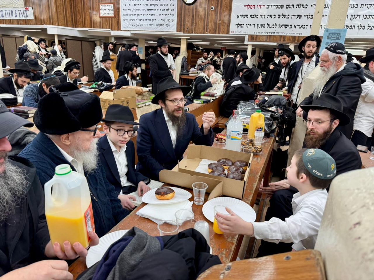 תיעוד מצולם: היממה הראשונה של חנוכה ב770