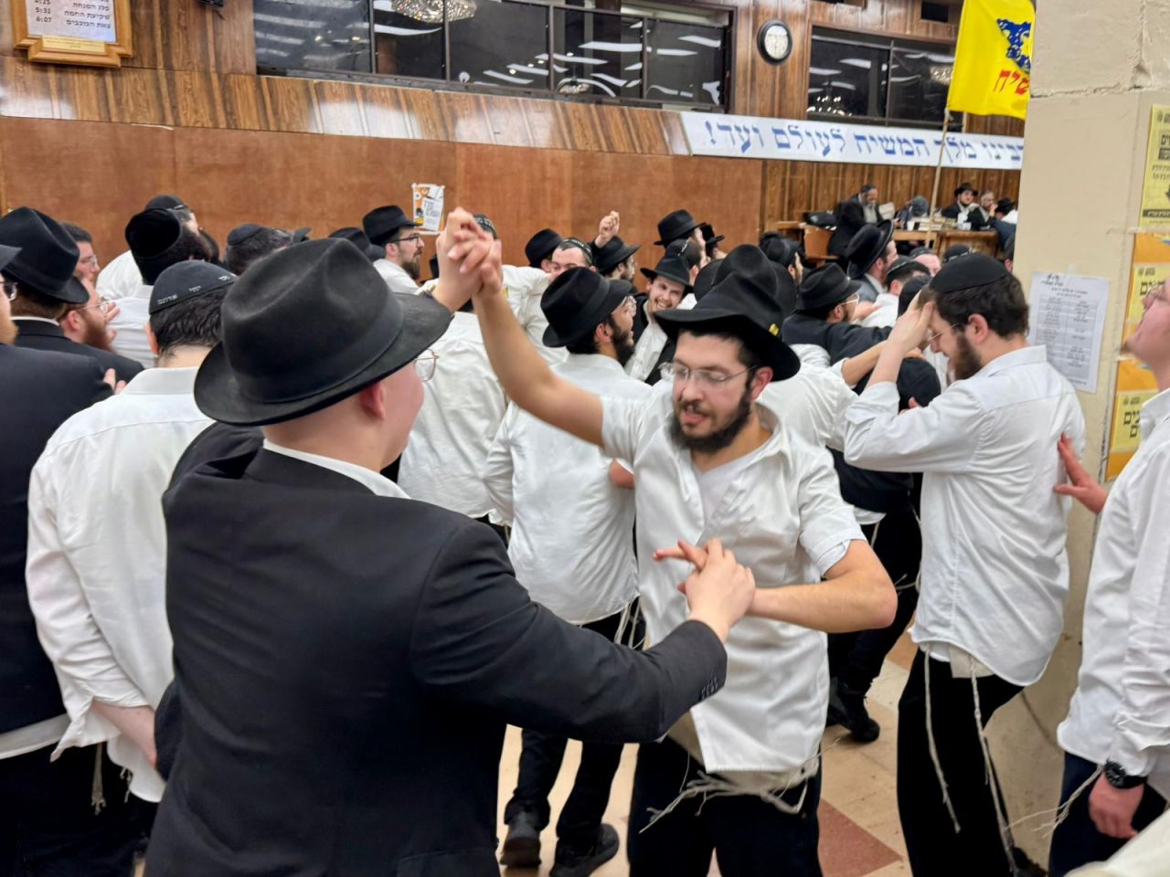 משנכנס אדר: ריקודי מרבין בשמחה ב770