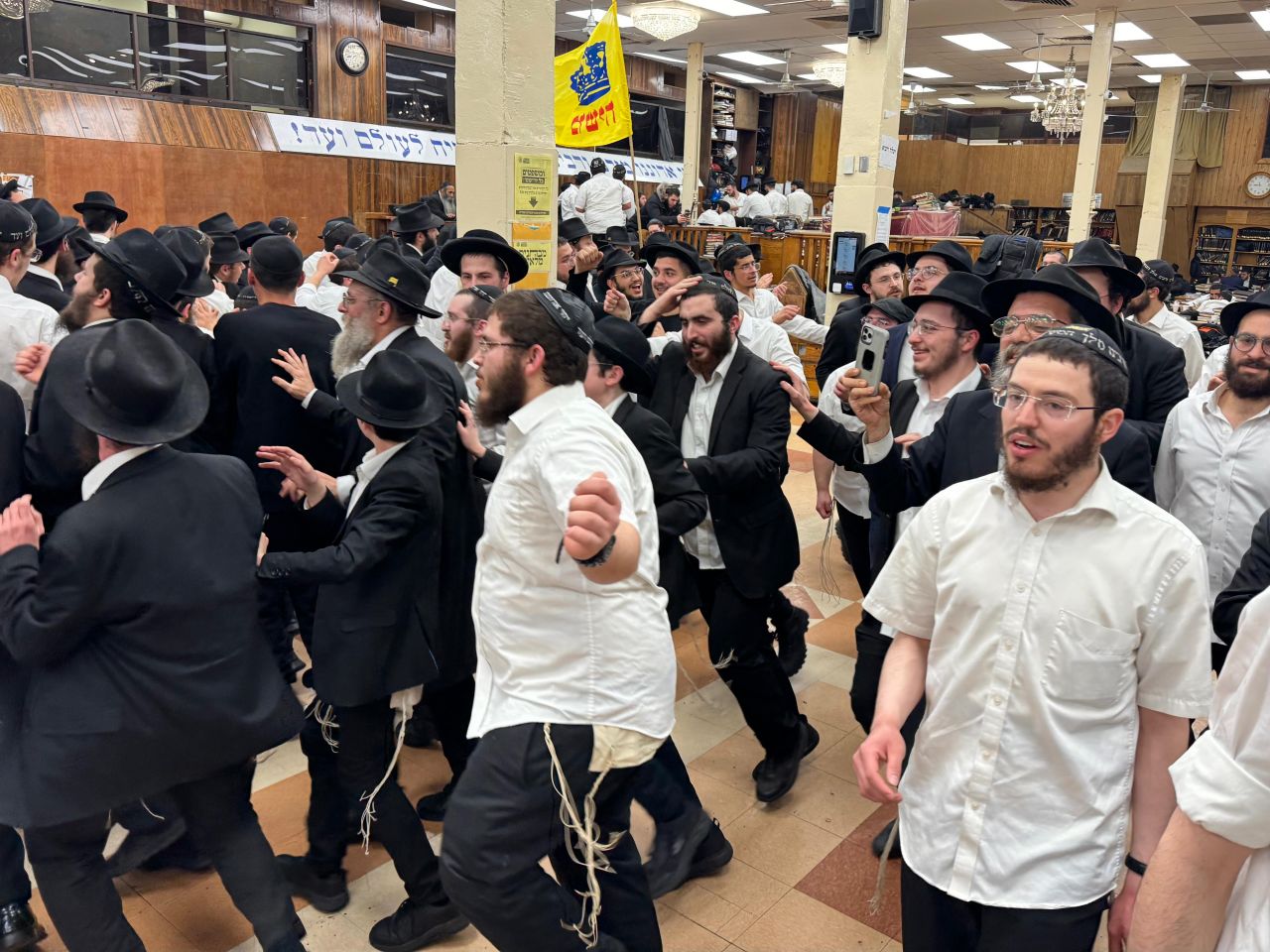 משנכנס אדר: ריקודי מרבין בשמחה ב770