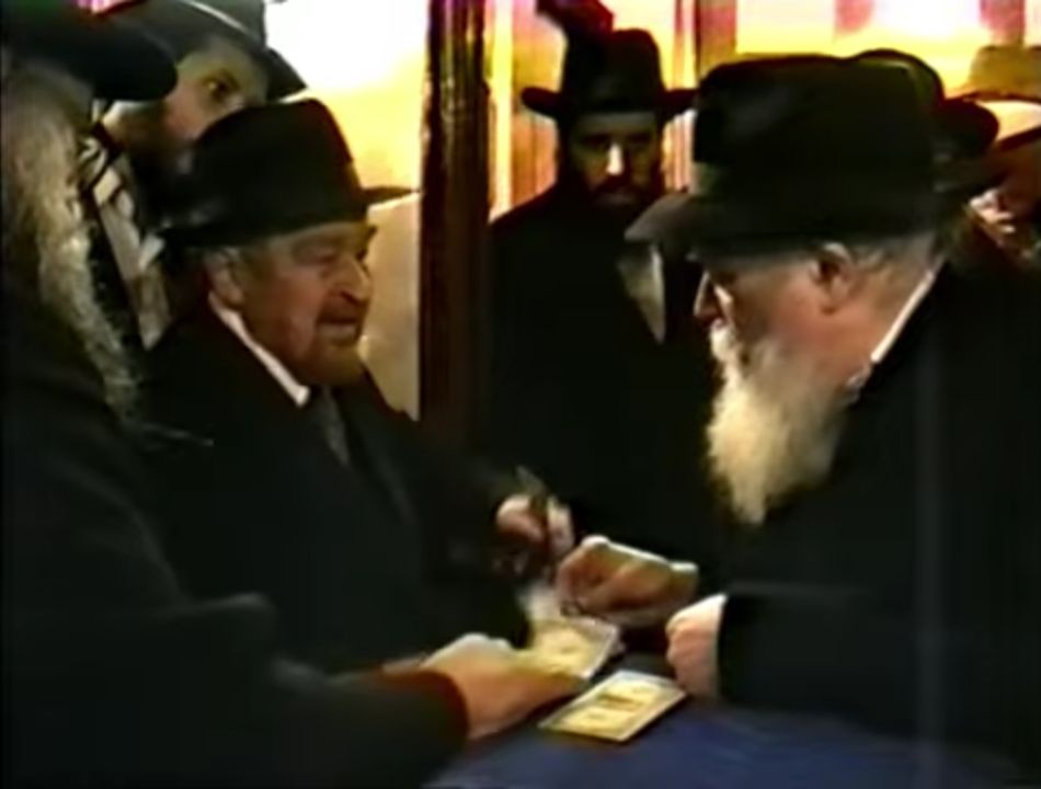 פרסום ראשון! | שעתיים של חלוקת דולרים מהרבי שליט"א מלך המשיח