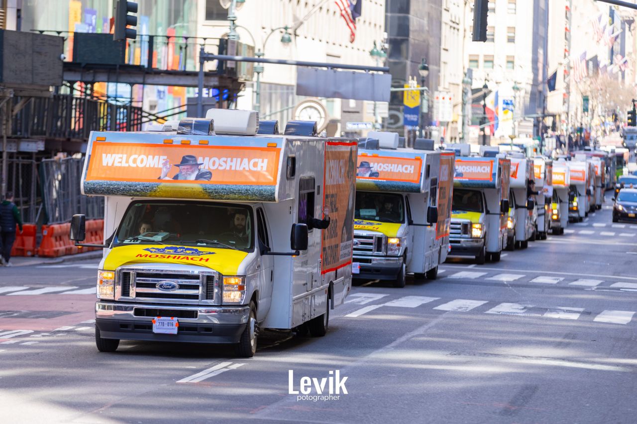 גלריית ענק: טנקי המצוות כבשו בי"א ניסן את ניו יורק