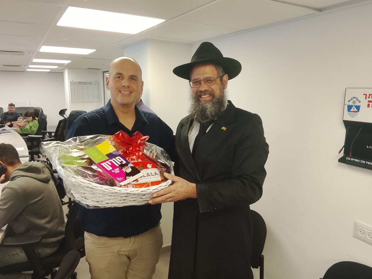 בת ים: השליח העניק משלוח מנות לראש העיר בחמ''ל העירוני