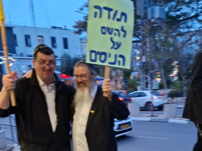 רוקדים ברחובות ומודים על הניסים