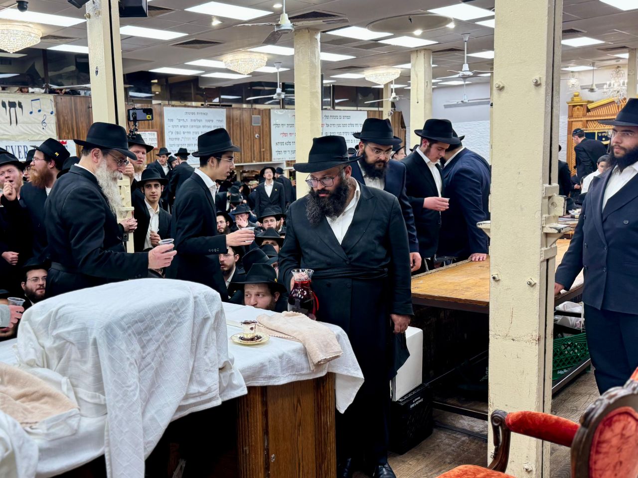 גלריית תמונות: כוס של ברכה בסיום סעודת משיח