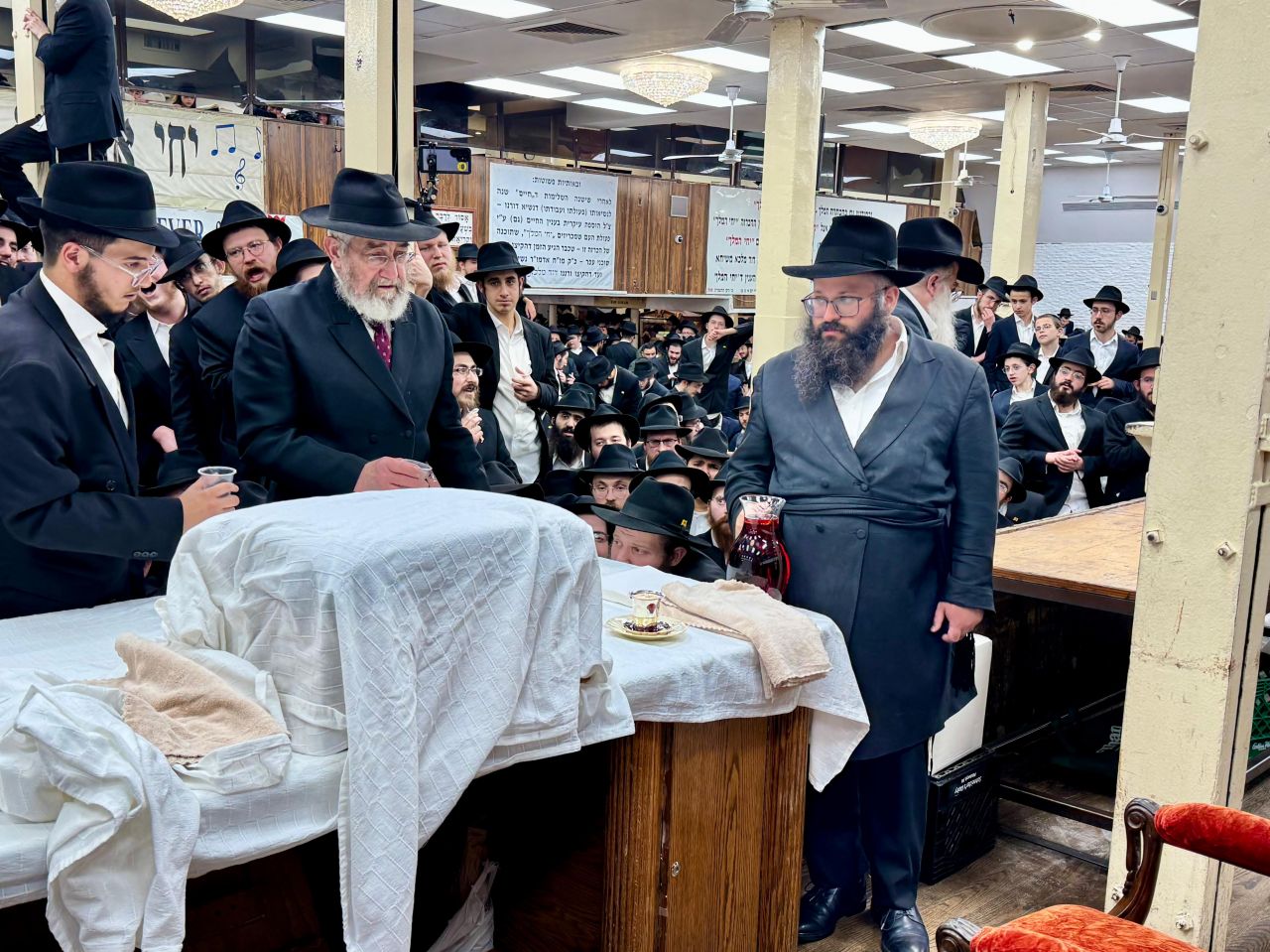 גלריית תמונות: כוס של ברכה בסיום סעודת משיח