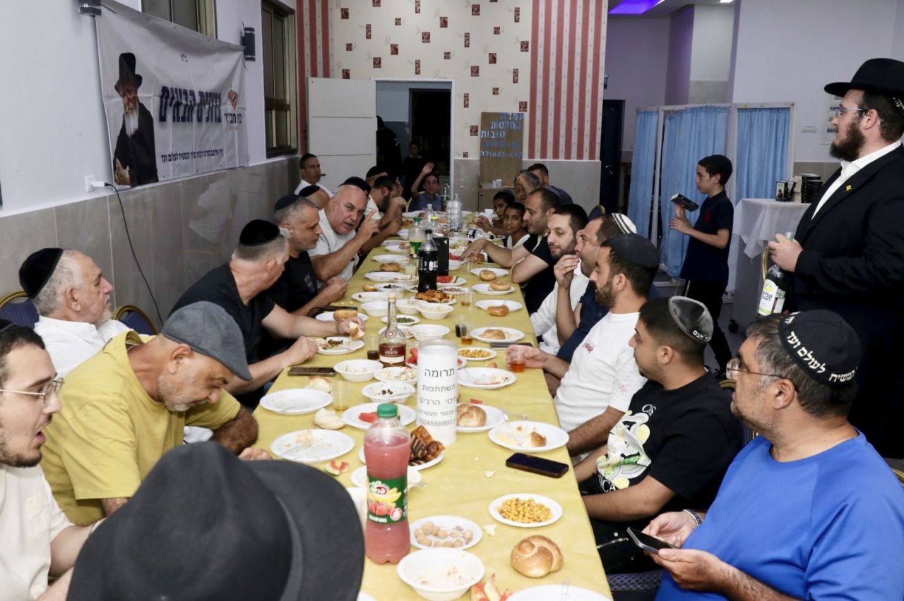 חולון: עשרות בהתוועדות ראש חודש מנחם אב בג׳סי כהן