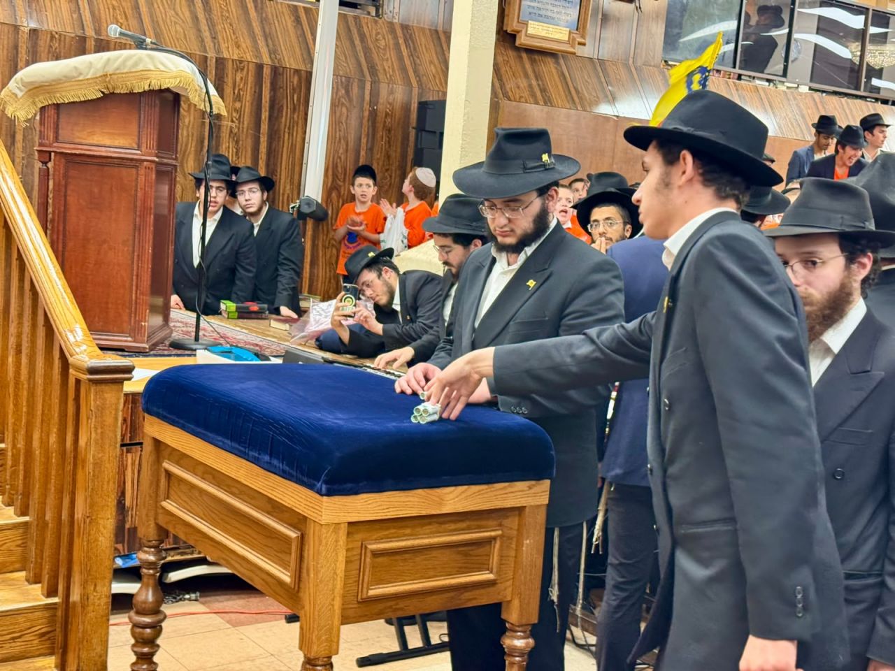 אנ"ש והתמימים בתפילות כ"ף מנחם אב ב770