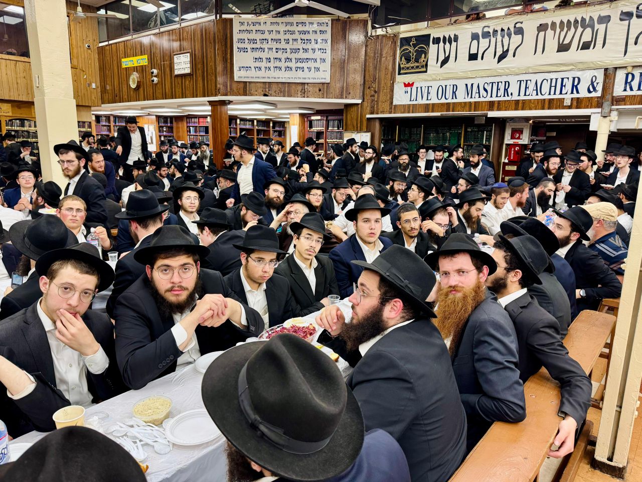 קהל רב בהתוועדות ח"י אלול ב770