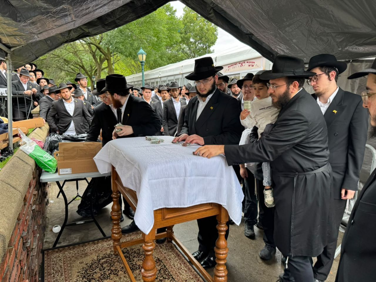 הרבי שליט"א מלך המשיח בחלוקת לעקח ודולרים