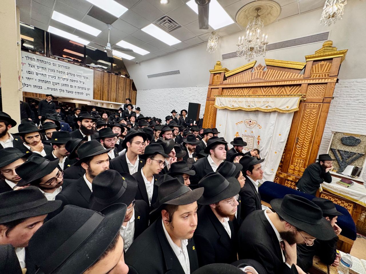 ערב היום הקדוש: ברכה כללית וחלוקת שטרות לצדקה