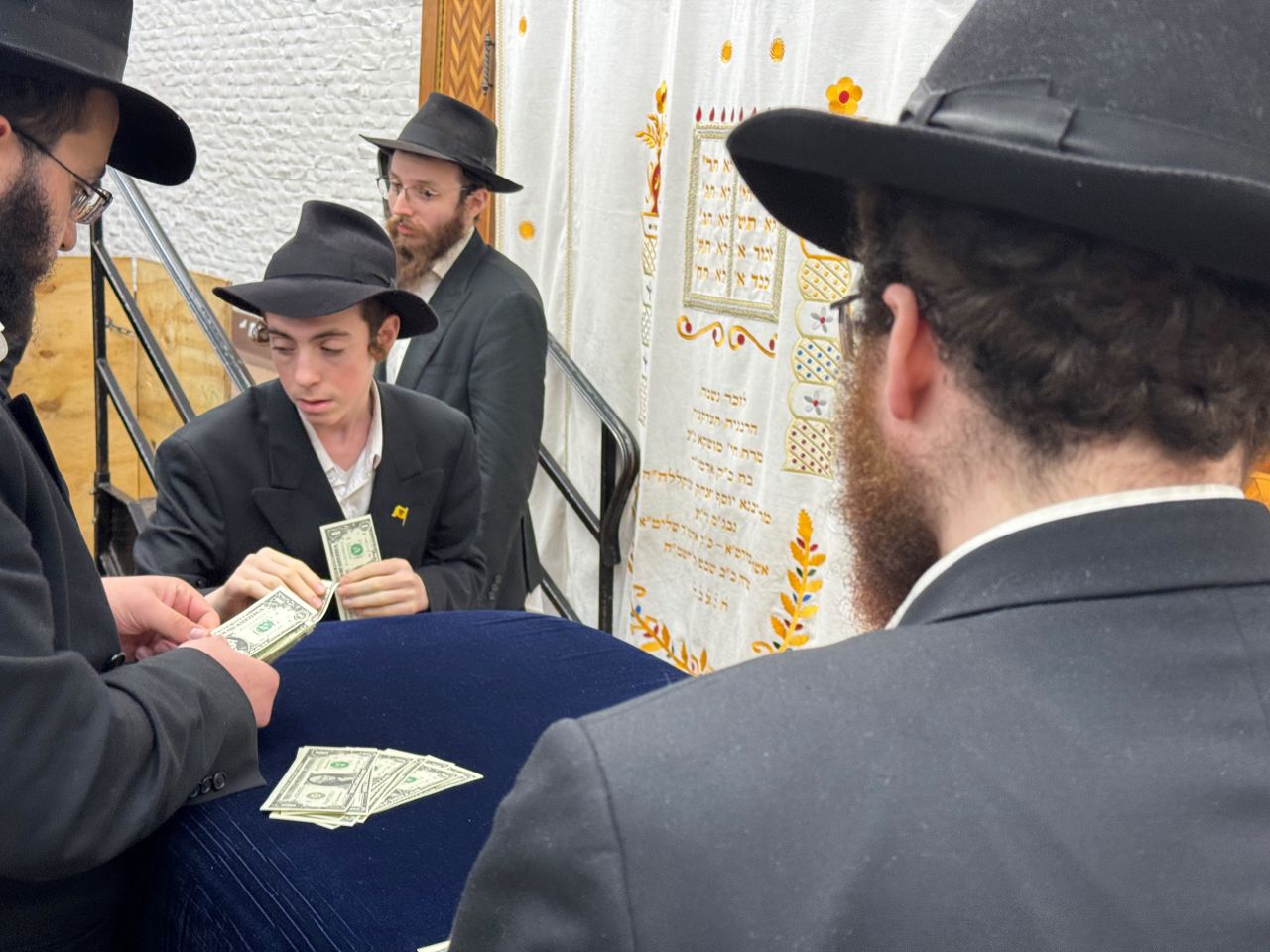 ערב היום הקדוש: ברכה כללית וחלוקת שטרות לצדקה