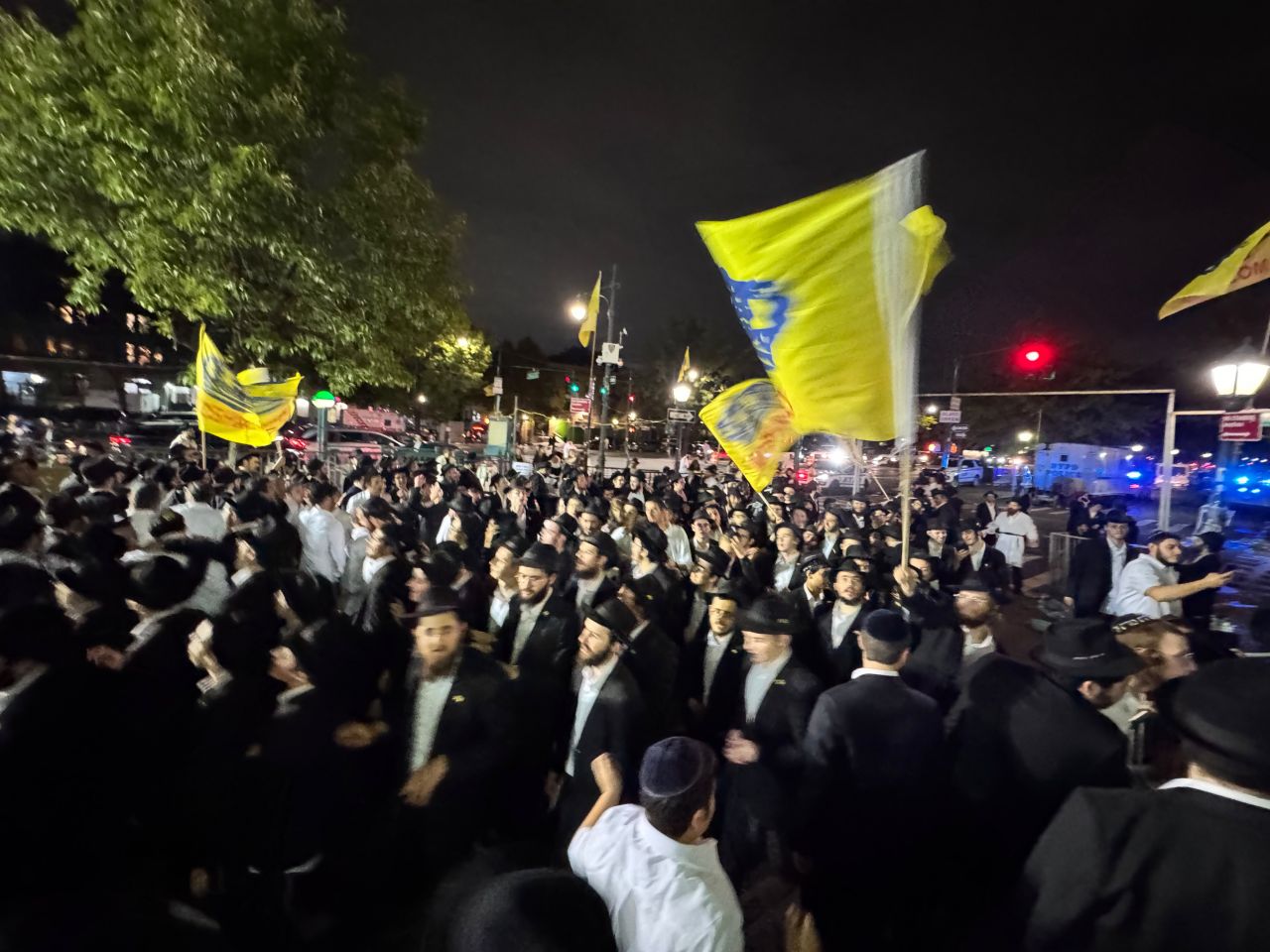 'גוט יום טוב' - צאת יום הכיפורים ב770