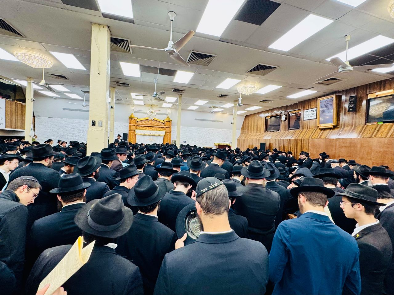 מידי לילה בחול המועד: שיחת קודש וחלוקת שטרות לצדקה