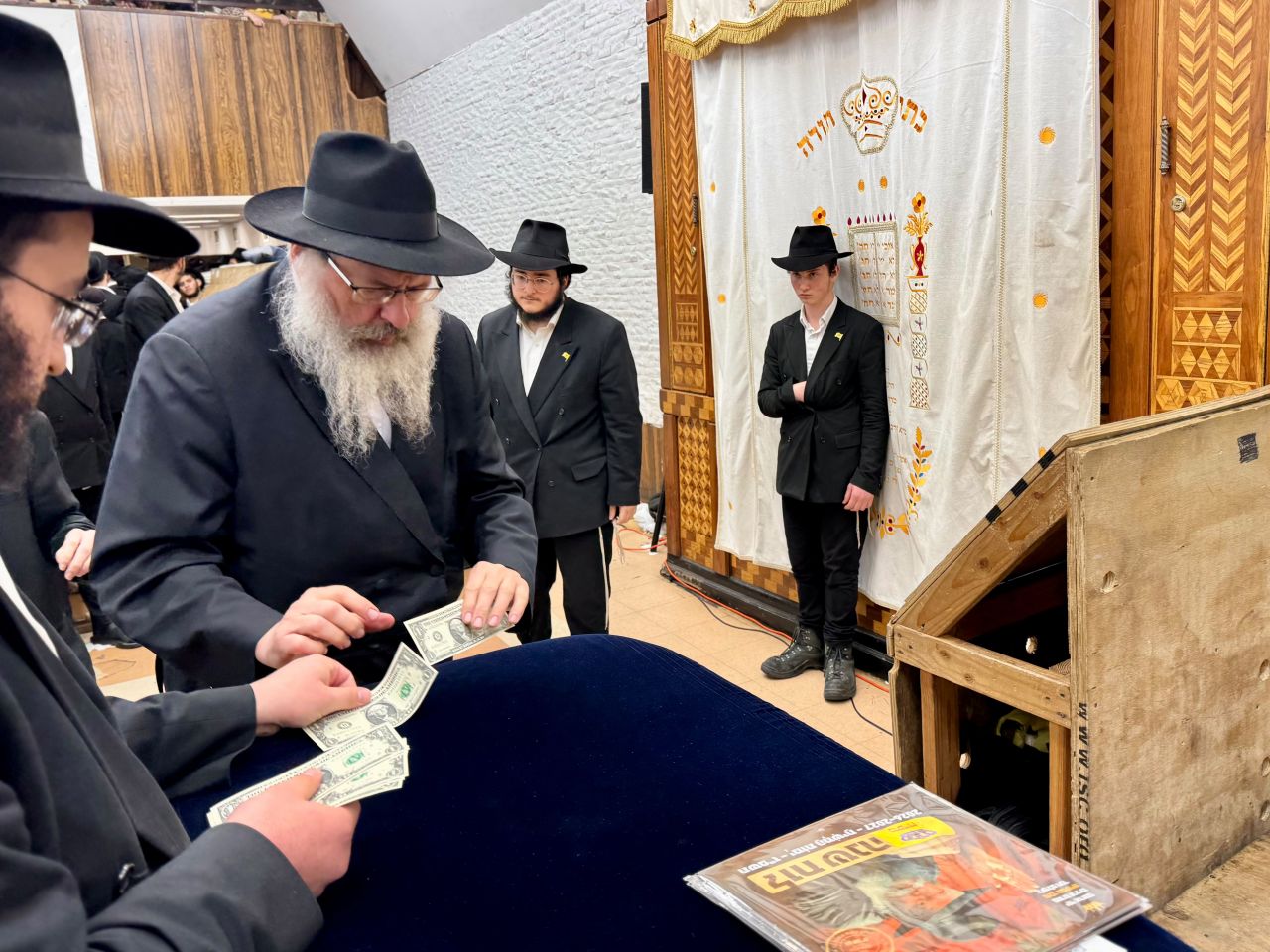 מידי לילה בחול המועד: שיחת קודש וחלוקת שטרות לצדקה