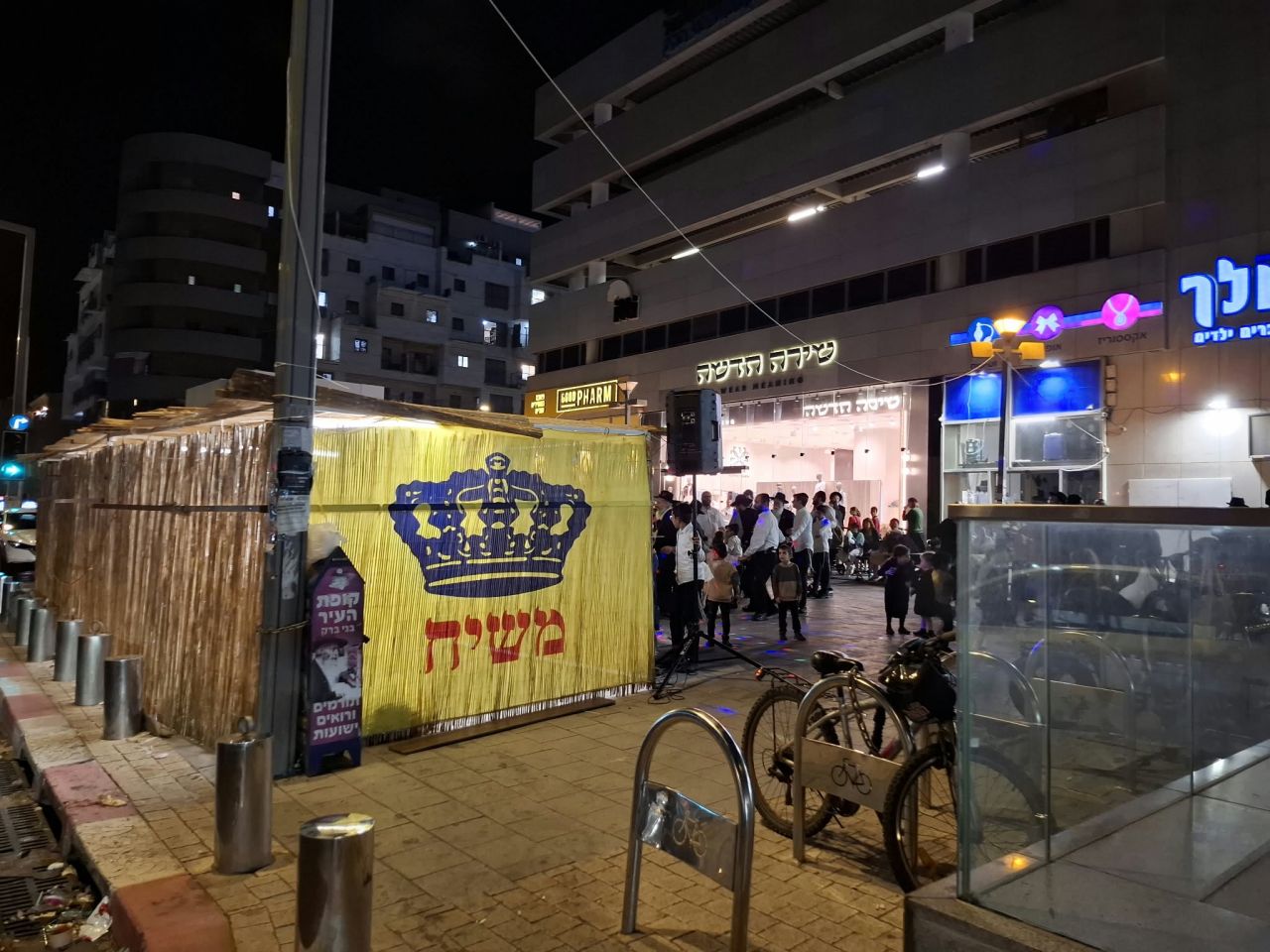 סוכת הגאולה ברחבת הרכבת הקלה (אהרונוביץ') בני ברק