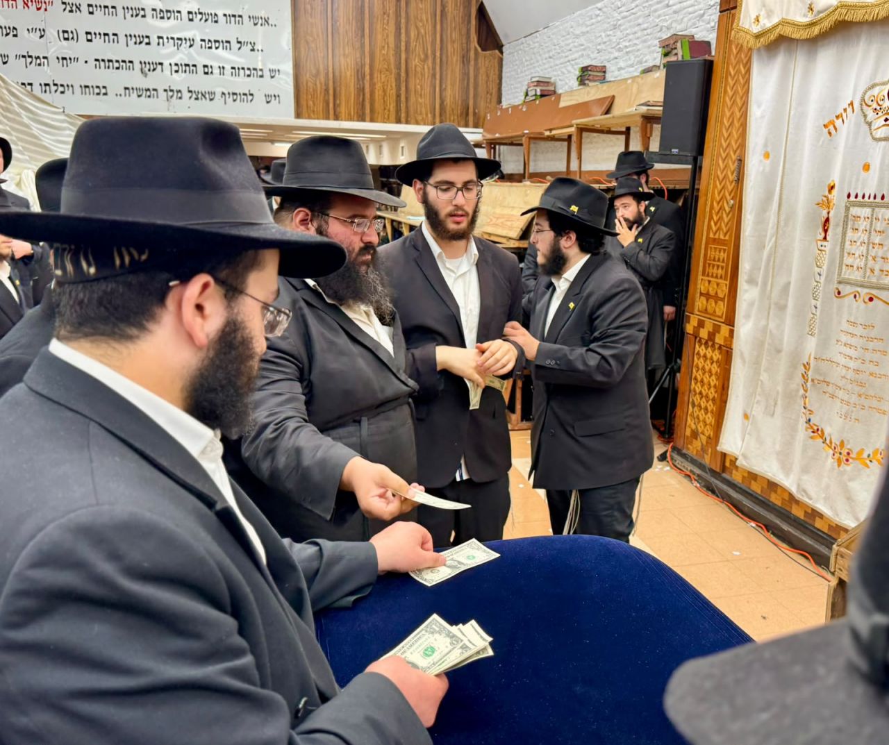 שיחת קודש בליל הושענא רבה וחלוקת שטרות לצדקה