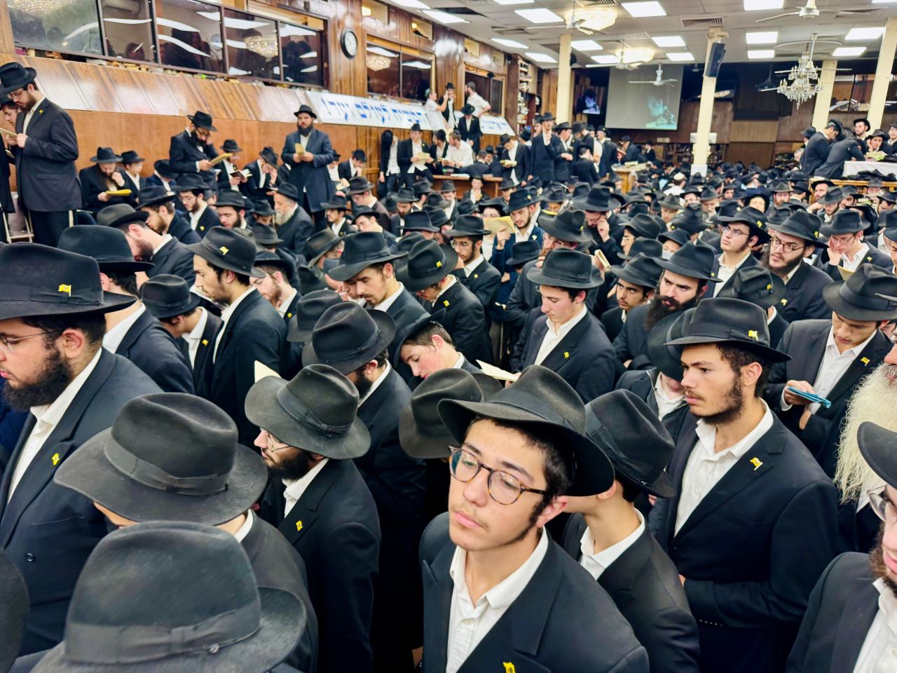 שיחת קודש בליל הושענא רבה וחלוקת שטרות לצדקה
