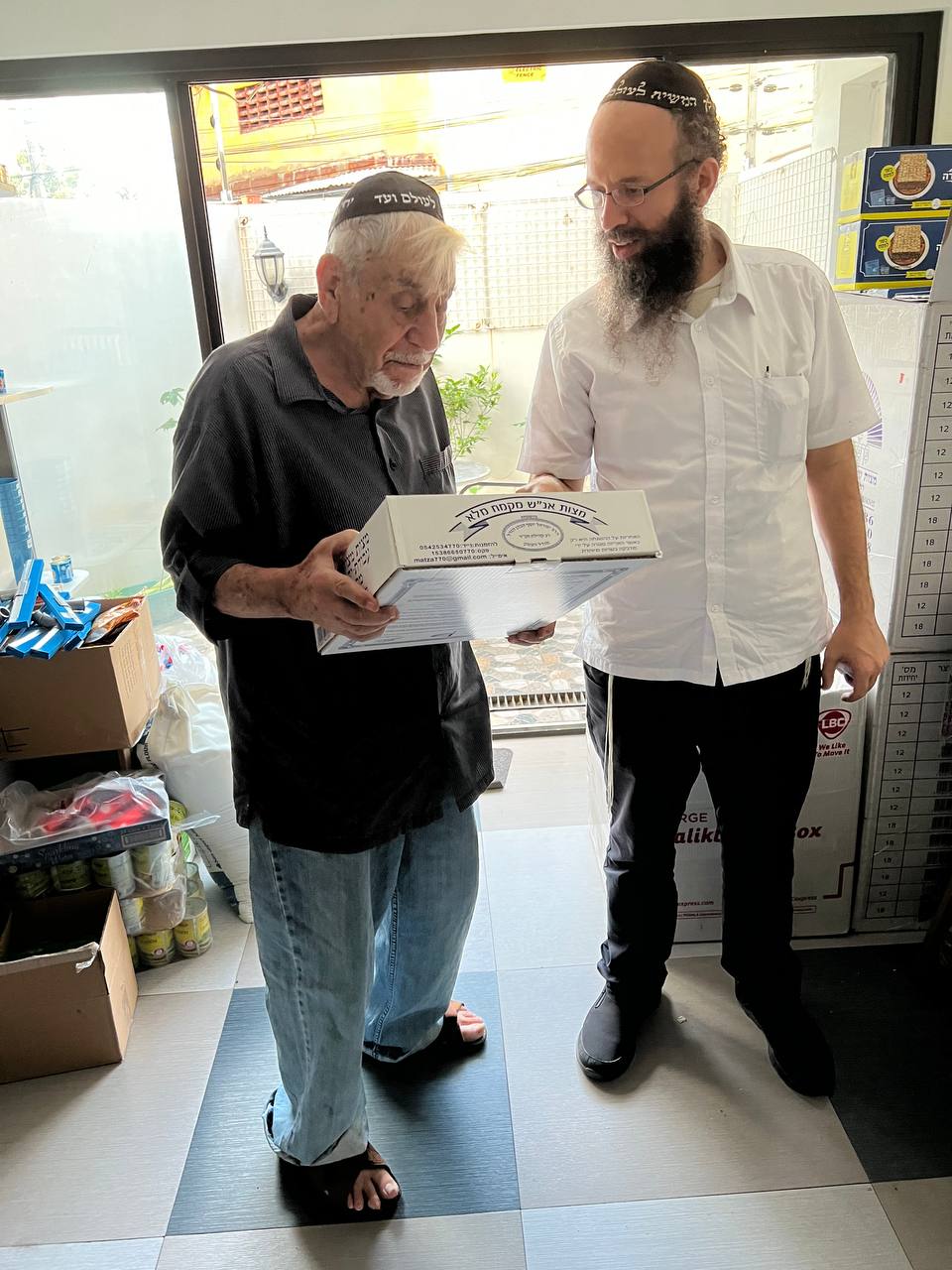 מקבל חבילת מצות לפסח