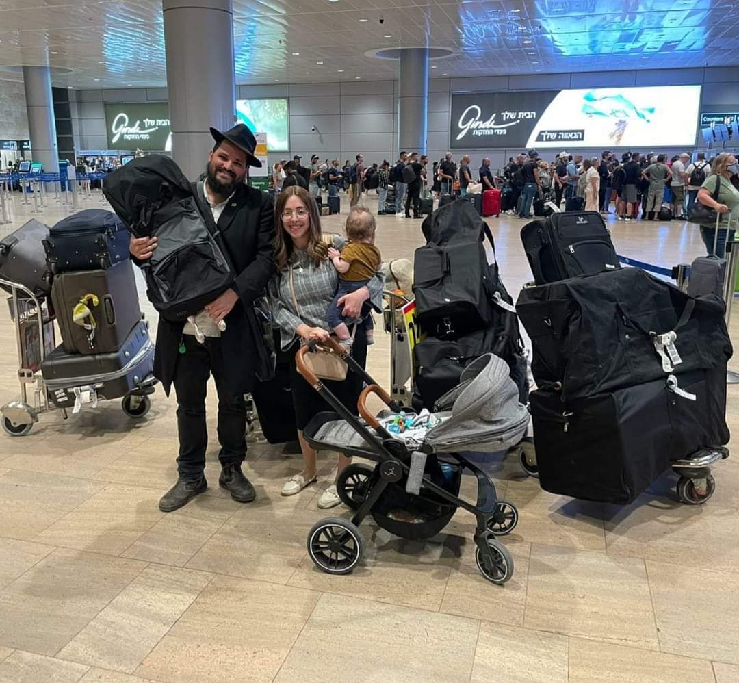 משפחת מגן עם הספר תורה בדרך למנאלי