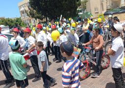 ילדי הקריה החסידית בבת ים עיר הגאולה בתהלוכה לכבוד רשב"י