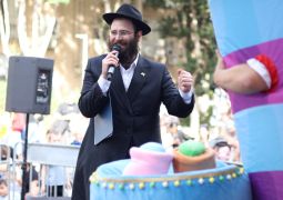 900 משתתפים בתהלוכת ענק בשכונת שיפר, נווה דקלים שמחה של גאולה