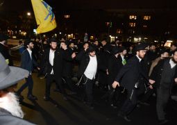 קידוש לבנה בבית חיינו 770 - בעשירי בטבת