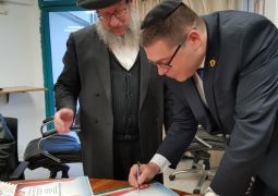 ראש העיר צפת חותם על קבלת המלכות
