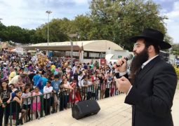 אלפי איש בקרנבל פורים, חב"ד ק"ג