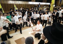 בשירה וזמרה וריקודים אל הגאולה