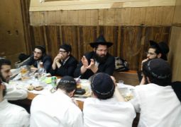 בוגרי רשל"צ עם הרב טרעגר ב770