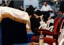 המלך כבר שם, מצפה להתגלות לעם.
