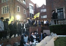 מכינים מים שלנו לאפיית מצות בשביל הבחורים