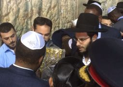 השליח לקניה עם נשיא קניה בשריד בית מקדשנו