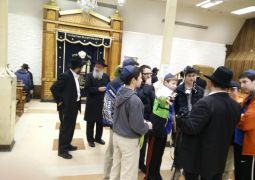 המבקרים משיקגו פגשו את השליח הרב טורין ב770