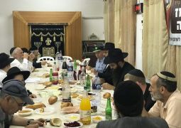קרית גת • קהל מגוון בהתוועדות י"ב תמוז המרכזית בבית חב"ד