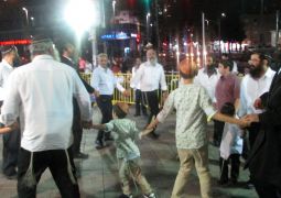 שמחת החג עם בית חב"ד בת ים עיר הגאולה מיום ליום