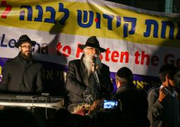 הנס במעמד הענק של קידוש לבנה ב770 לזירוז הגאולה